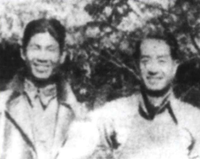 音乐家王洛宾(左)与进步作家萧军(右)在兰州的合影